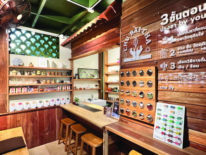 มุมบาร์ชูใบชาภายในบ้าน มีชั้นวางชา เคาน์เตอร์ไม้ และผนังบอกขั้นตอน cha by you