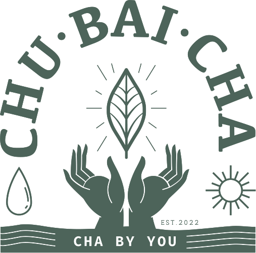 โลโก้ชูใบชา CHU·BAI·CHA สองมือประคองใบชา CHA BY YOU EST.2022