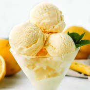 ไอศกรีมที่ต่อยอดจากชาในถ้วยเล็ก