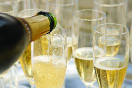 เครื่องดื่ม sparkling tea สีอ่อนในแก้ว